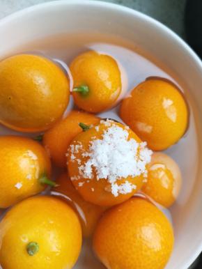 金桔用盐清洗干净