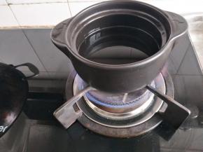 砂锅入水在火上