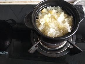 加入撕碎的银耳