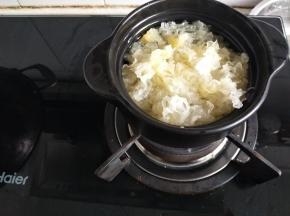 加入撕碎的银耳