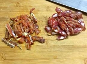腊鸡腿和腊肠分别洗净后切成片。