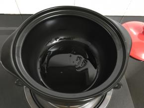 砂锅先抹点油。