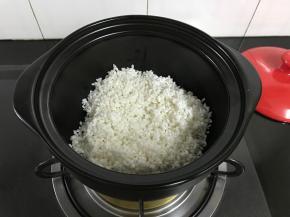 倒入提前浸泡好的大米。