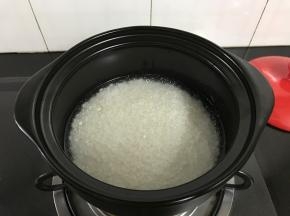 加入过米半指甲的清水。然后再加入一勺油，搅匀。