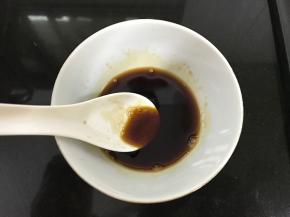 在焖饭的时候把酱汁调好（蒸鱼豉油2大勺加糖半勺搅匀）。