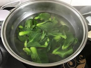 小青菜洗净后放入锅中焯下水。