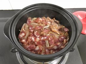 等到水到7成干的时候铺入腊肠、腊鸡腿。