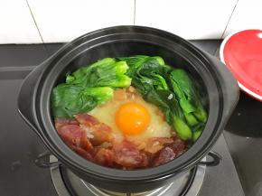 等水全干的时候放入小青菜再打入一个鸡蛋。小火焖10分钟即可。