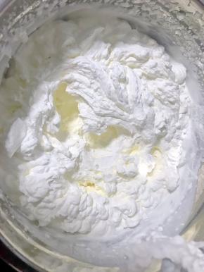 完全打发后放入冰箱备用
