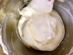 把剩下放蛋白糊全部加入，继续翻拌，直到蛋糕糊细腻有光泽
