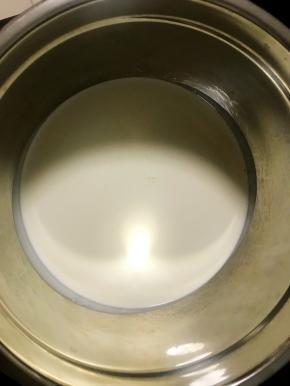 等蛋糕凉的时候来打发淡奶油：把15克糖加入淡奶油里，用电动打蛋机高速打发