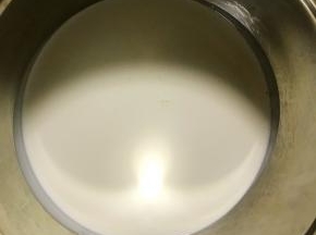 等蛋糕凉的时候来打发淡奶油：把15克糖加入淡奶油里，用电动打蛋机高速打发