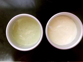 把蛋糕糊平均倒进两个学厨的四寸加高戚风模里，7-8分满（其中一份我加了三克抹茶粉），振出大气泡