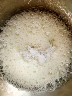 接下来打发蛋白：（剩下的30克糖分三次加入蛋白里）全程用电动打蛋器高速打发，蛋白出现大鱼眼泡时加入第一次糖