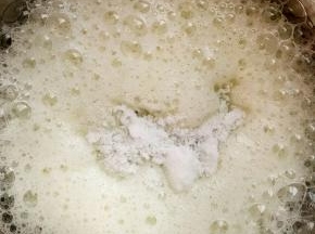 接下来打发蛋白：（剩下的30克糖分三次加入蛋白里）全程用电动打蛋器高速打发，蛋白出现大鱼眼泡时加入第一次糖
