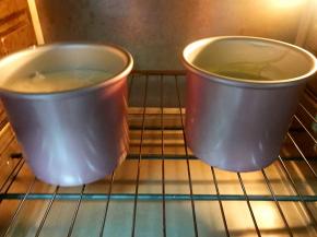 烤箱预热140度，下层，烘焙40分钟，取出倒扣放凉