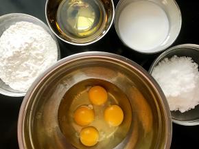 准备好做戚风蛋糕的所有材料，蛋黄和蛋清分离好（我这里是两个四寸戚风的量，大家可以减半）