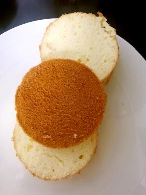 取一个戚风蛋糕切成三片