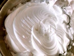 当提起打蛋头出现直立的小尖角的时候，蛋白糊打发完成