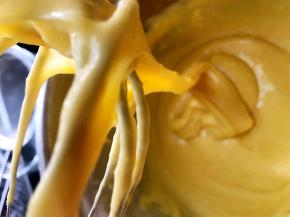 拌好的蛋黄糊的状态，把蛋黄糊放一旁备用