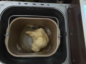 加入软化的黄油继续和面30分钟，
