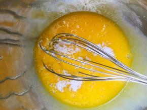 15克细砂糖放进蛋黄里，用蛋抽拌匀