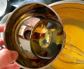 倒入玉米油，一起拌匀