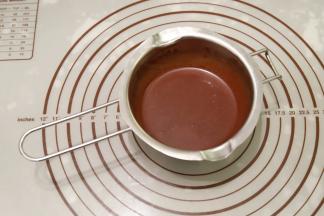 温热水冲入可可粉内，拌匀