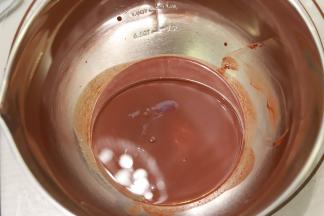 加入玉米油，拌匀