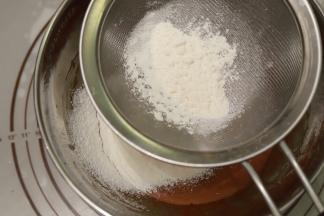 筛入低粉，拌至无干粉