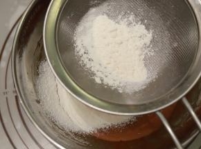 筛入低粉，拌至无干粉