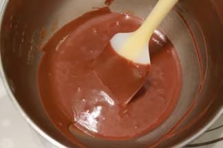 磕入蛋黄，拌至顺滑