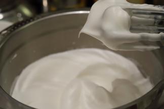 细砂糖分三次加入蛋白，打发至湿性