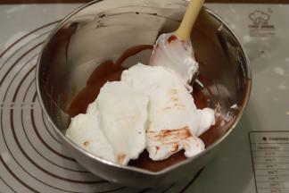 分三次将蛋白与蛋黄糊混合