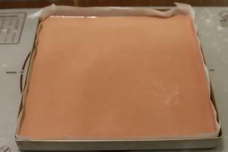 倒入28x28的方型烤盘内