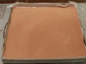 倒入28x28的方型烤盘内