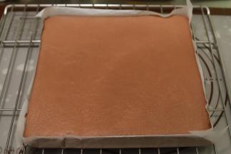 出炉马上取出烤盘，散热一分钟后再正面盖上一张油纸