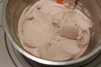 淡奶油加入可可粉、细砂糖打发至有明显的纹路