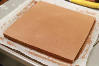 将蛋糕卷切去4边