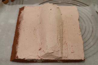 在蛋糕反面抹上中间多两边少的奶油