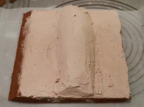在蛋糕反面抹上中间多两边少的奶油