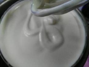 隔水加热至40度左右（注意此时隔水是利用水蒸气，而不是把盆直接坐在水里）加入水怡这里水怡也可以用蜂蜜替代 然后用打蛋器高速打发，先高速打5分钟左右再换中速整理面糊5分钟，得到光滑的面糊，划“8”字不消失