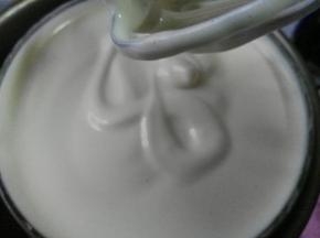 隔水加热至40度左右（注意此时隔水是利用水蒸气，而不是把盆直接坐在水里）加入水怡这里水怡也可以用蜂蜜替代 然后用打蛋器高速打发，先高速打5分钟左右再换中速整理面糊5分钟，得到光滑的面糊，划“8”字不消失