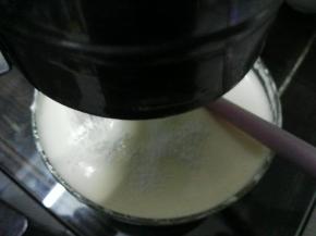 筛入低粉（如果低粉掉面糊地下很多说明你的面糊打发时间不够，这个时候面糊会容易消泡，可以打久一点 不用太担心，蛋黄不会像蛋白霜那样容易打过，好的蛋黄糊低粉筛进去一定还是在糊上方的，这个是日式海绵的要点），用蛋抽翻拌，不要过度，只要混合均匀即可，将牛奶和黄油融化后倒入面糊混合均匀