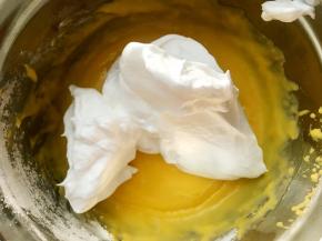 三分之一蛋白糊加入蛋黄里，用刮刀充分搅拌均匀