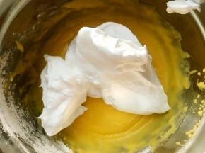 三分之一蛋白糊加入蛋黄里，用刮刀充分搅拌均匀