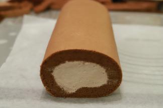 拉起油纸两边，卷成O型