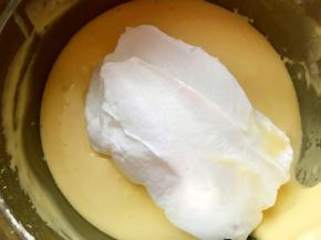 再次加入三分之一的蛋白糊，用刮刀轻柔快速的翻拌均匀