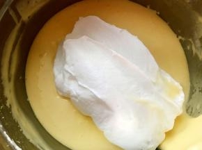 再次加入三分之一的蛋白糊，用刮刀轻柔快速的翻拌均匀