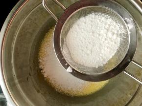 筛入低筋面粉拌匀